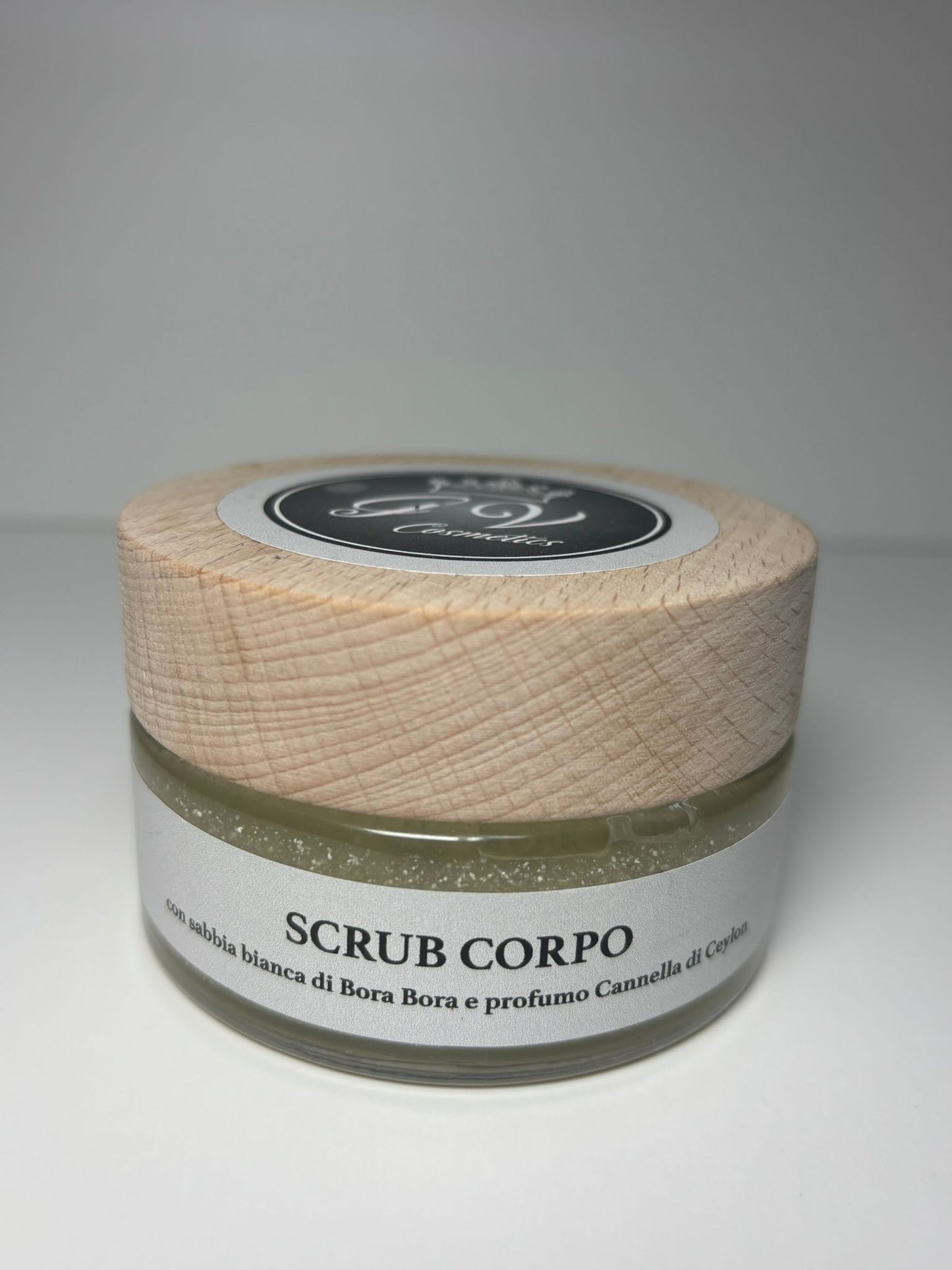 Scrub corpo con sabbia bianca di Bora Bora e profumo di Cannella di Ceylon